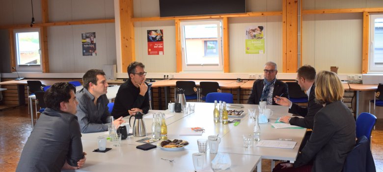 Der Erste Kreisbeigeordnete Dr. Jens Mischak (Zweiter von rechts) im Gespräch mit den Verantwortlichen von G&N in Angersbach: Stefan Carle (Dritter von links), Geschäftsführer und Vorsitzender der Geschäftsführung, Lars Habermehl (Zweiter von links), Geschäftsführer, und Tim Herberer, kaufmännische Leitung (links), informieren über das Unternehmen. Auch Andrea Ortstadt (von rechts), Wirtschaftsförderung des Vogelsbergkreises, und Bernd Wahl, Erster Beigeordneter der Gemeinde Wartenberg, nehmen am Gespräch teil.