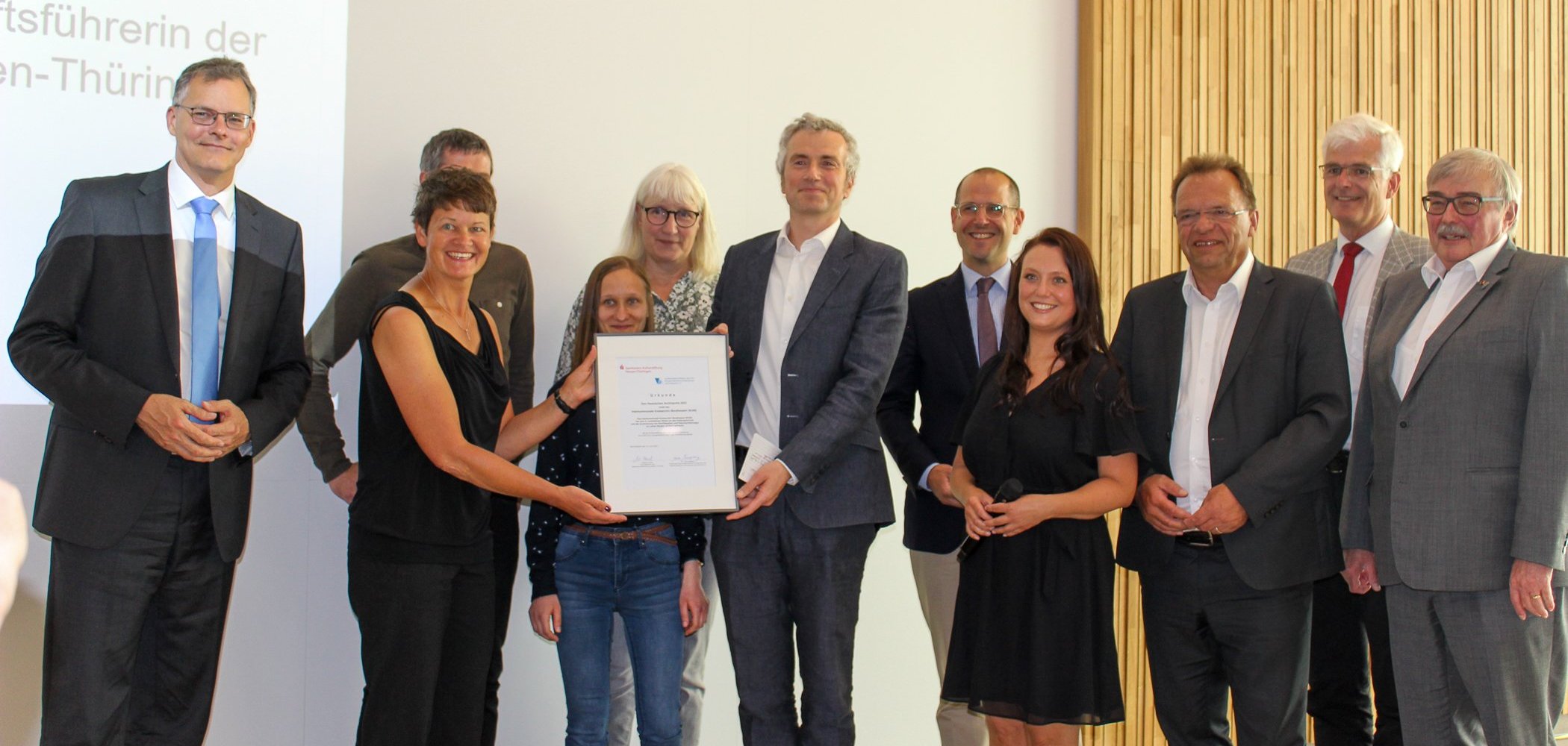 Die Geschäftsführerin der Sparkassen-Kulturstiftung Hessen-Thüringen Nicole Schlabach übergibt Kreisarchivleiter Dr. Sebastian Kraffzig den Hessischen Archivpreis. (Von rechts) Kreisbeigeordneter Hans-Jürgen Herbst (Vogelsbergkreis), Landrat Torsten Warnecke (Hersfeld-Rotenburg) und Landrat Winfried Becker (Schwalm-Eder-Kreis) freuen sich über die Auszeichnung, mit der die Zusammenarbeit der drei Landkreise geehrt wird. 