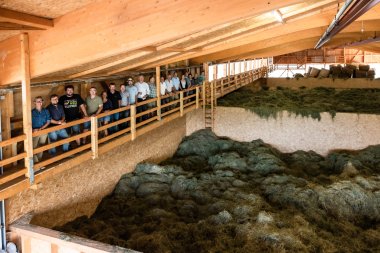 Gruppenbild in der Heuhalle. Vertreterinnen und Vertreter der Bio-Heumilch Rhön-Vogelsberg beim Gruppenbild