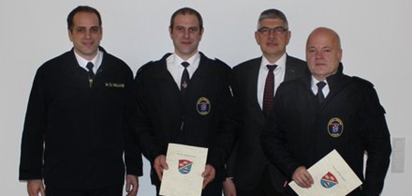 Kreisbrandinspektor Dr. Sven Holland (von links) überreichte gemeinsam mit Landrat Manfred Görig die Ernennungsurkunden an Mario Henning und Tony Michelis. 