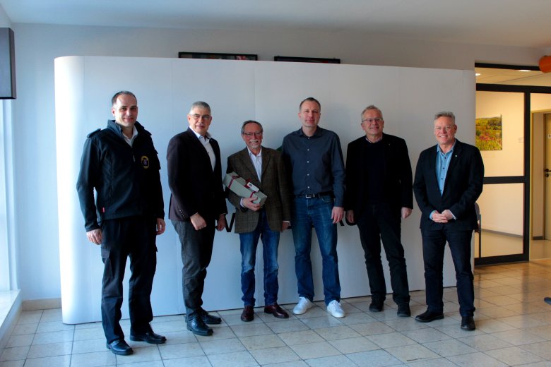 Landrat Manfred Görig (Zweiter von links) verabschiedete Dr. Erich Wranze-Bielefeld (Dritter von links) als LNA und ÄLRD und begrüßte seinen Nachfolger Dr. Dennis Humburg (Dritter von rechts). Auch Dr. Sven Holland (von links), Leiter des Amtes für Gefahrenabwehr, Dr. Henrik Reygers, kommissarischer Leiter des Gesundheitsamtes, und Dr. Rüdiger Rau, stellvertretender Leiter des Gesundheitsamtes, wünschten Dr. Wranze-Bielefeld und Dr. Humburg alles Gute.