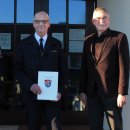 Drei Herren stehen vor einer Eingangstür auf einer Treppe. Der Herr in der Mitte hält eine Urkunde in seinen Händen. Dieses Jubiläum hat Seltenheitswert: Ein Vierteljahrhundert war der Homberger Peter Pfeil (Mitte) als Kreisbrandmeister tätig, jetzt wurde er von Landrat Manfred Görig und Kreisbrandmeister Dr. Sven Holland verabschiedet. 