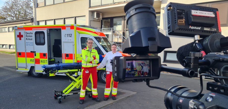 Standen vor der Kamera Rede und Antwort: Notfallsanitäter Andre Hoß und Rettungssanitäterin Mareike Diehl.