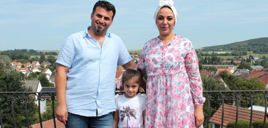 Haben ihr Lächeln trotz ihrer schrecklichen Erlebnisse in Syrien nie verloren: Ibrahim Alali und Munira Alkurdi – hier mit ihrer Tochter Lorin – sind froh, in Lauterbach eine neue und vor allem sichere Heimat gefunden zu haben.     