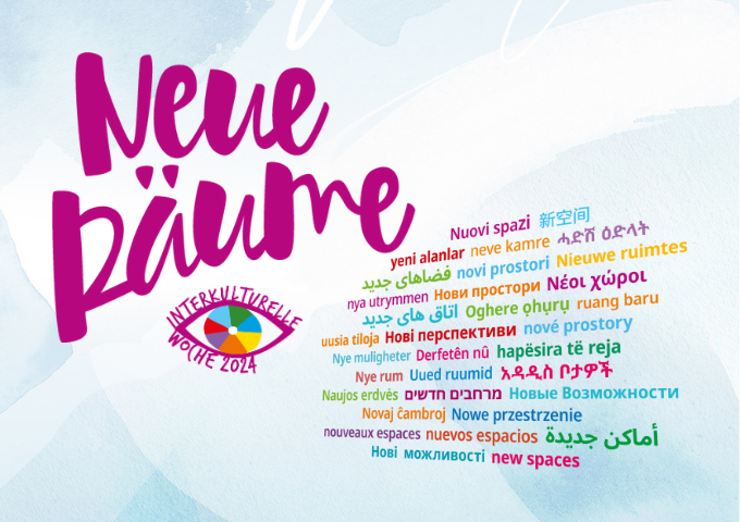 Logo der Interkulturellen Woche 2024. Darauf steht auf vielen Sprachen "Neue Räume"