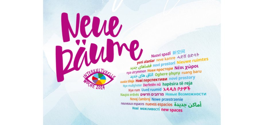 Logo der Interkulturellen Woche 2024. Darauf steht auf vielen Sprachen "Neue Räume"
