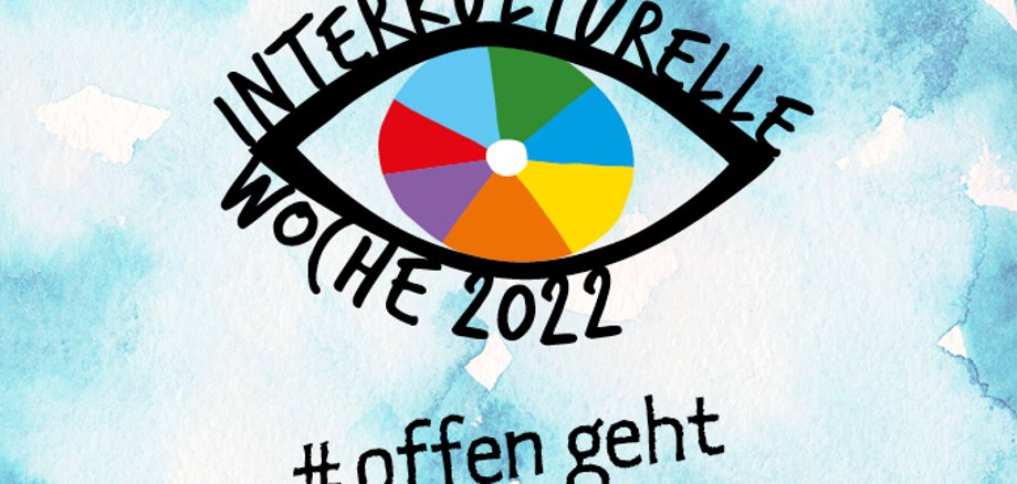 Logo der Interkulturellen Woche 2022. Darauf ein stilisiertes Auge mit bunter Iris. Drumherum der Schriftzug Interkulturelle Woche 2022