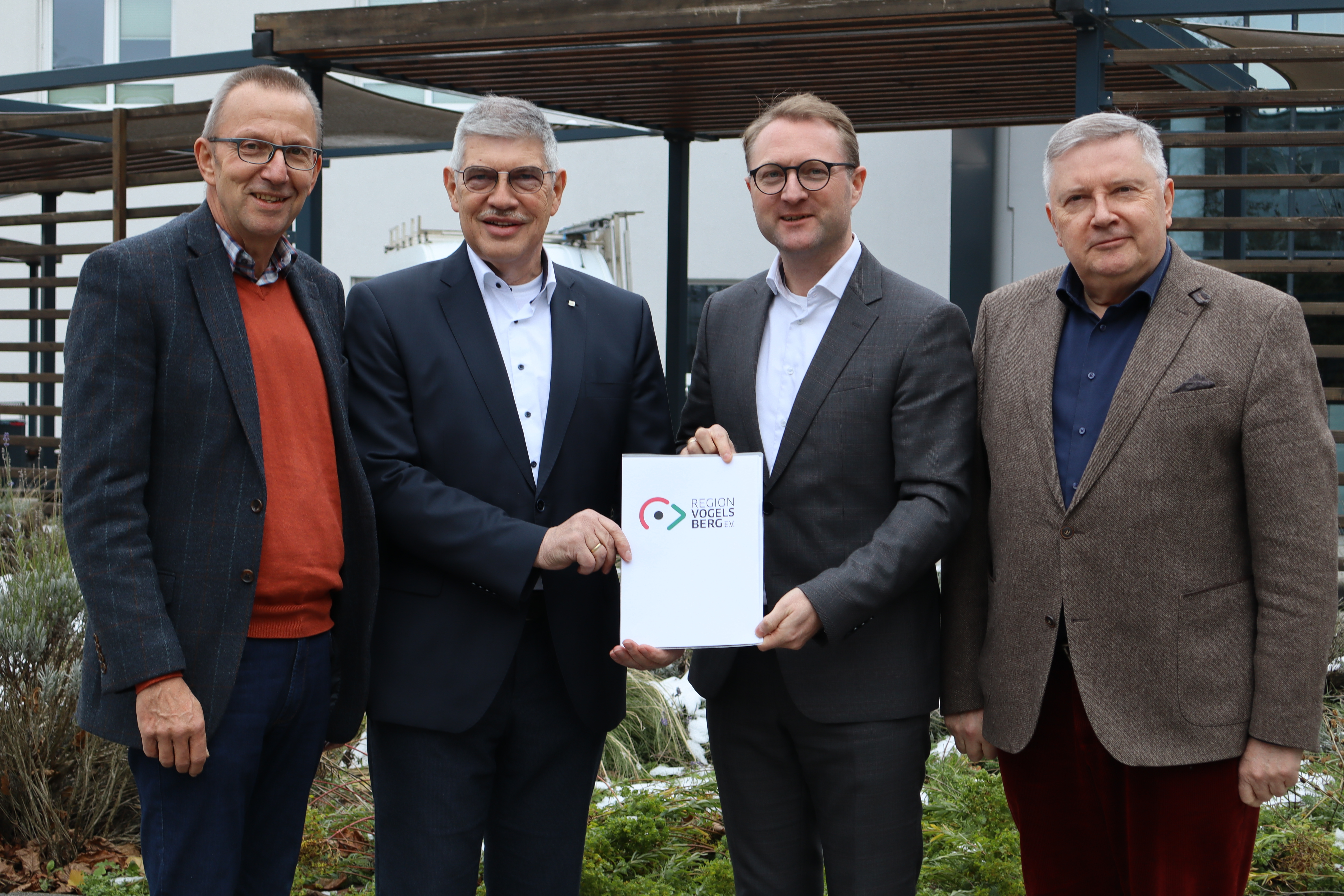 Die beiden OVAG-Vorstände Joachim Arnold (links) und Oswin Veith (rechts) mit Landrat Manfred Görig (Zweiter von links) und dem ersten Vorsitzenden des Vereins Region Vogelsberg e. V., Dr. Jens Mischak.