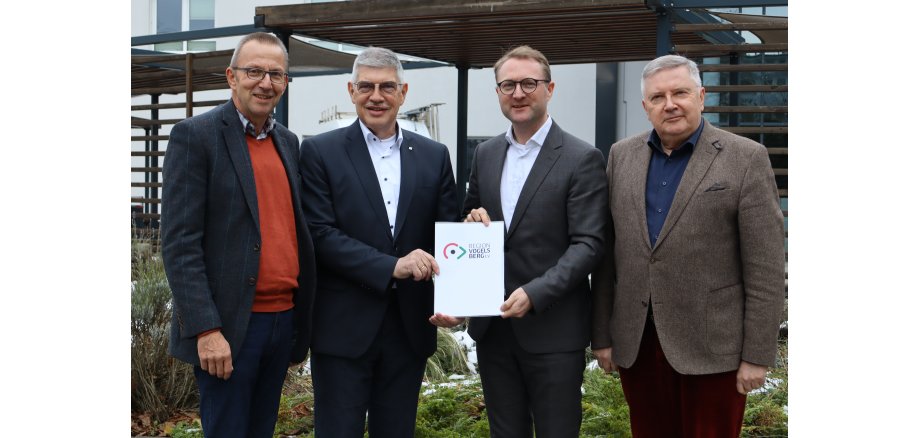 Die beiden OVAG-Vorstände Joachim Arnold (links) und Oswin Veith (rechts) mit Landrat Manfred Görig (Zweiter von links) und dem ersten Vorsitzenden des Vereins Region Vogelsberg e. V., Dr. Jens Mischak.