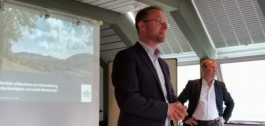 Erster Kreisbeigeordneter und Wirtschaftsdezernent Dr. Jens Mischak (vorne) begrüßte gemeinsam mit dem Referenten Andreas Eiling die Teilnehmerinnen und Teilnehmer des Vortrags „Nachhaltiges Wirtschaften als besondere Chance für die Azubi-Gewinnung“.                                                                                          