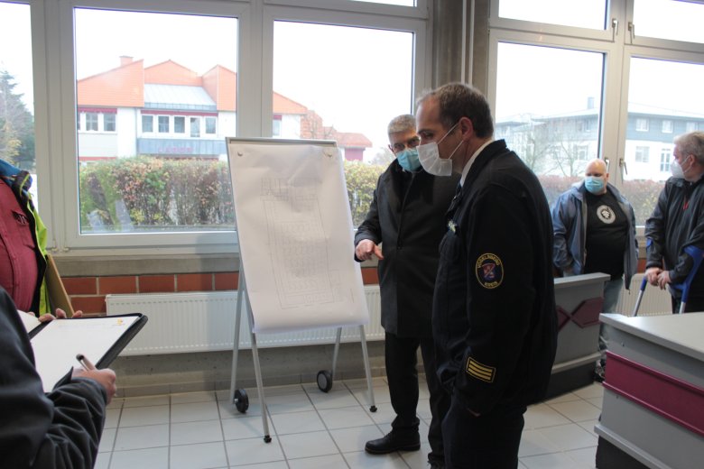 Am Montag, 23. November 2020, geht der Einsatzbefehl ein, drei Tage später steht die Planung, die Landrat Manfred Görig im Rahmen einer Pressekonferenz vorstellt. Am Montag, 23. November 2020, geht der Einsatzbefehl ein, drei Tage später steht die Planung, die Landrat Manfred Görig im Rahmen einer Pressekonferenz vorstellt.