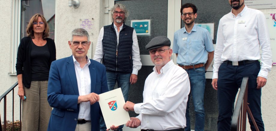 Landrat Manfred Görig überreicht Frank Gebauer im Beisein von Monika Jurkowitsch und Matthias Gold (Beratungszentrum), Simon Päbler (Sachgebiet Sozialer Dienst) und René Lippert, dem Leiter des Sozialamtes, (von links) die Zuwendung des Vogelsbergkreises in Höhe von 220.000 Euro