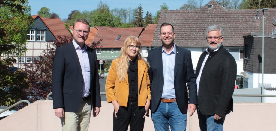 Jugenddezernent Dr. Jens Mischak mit der neuen Vorsitzenden Conny Seim-Eichenauer, ihrem Stellvertreter Christian Kornmann und Geschäftsführer Tobias Hoffmann (von links).