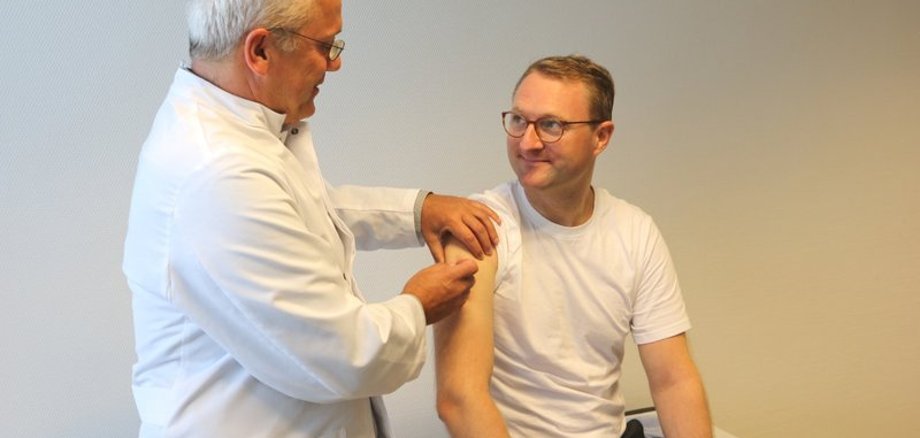 Nur ein kleiner Pieks, aber ein wichtiger: Gesundheitsdezernent Dr. Jens Mischak (re.) geht mit gutem Beispiel voran und lässt sich von Dr. Henrik Reygers gegen Grippe impfen. 