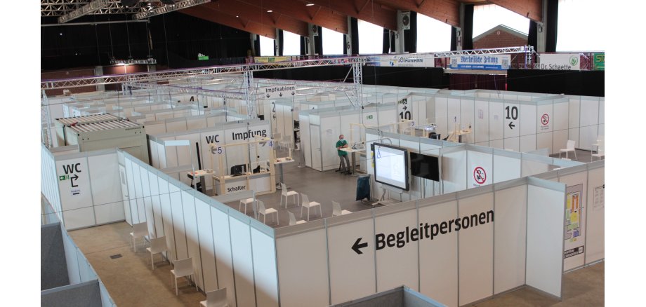 Blick von oben auf das Impfzentrum in der Hessenhalle in Alsfeld