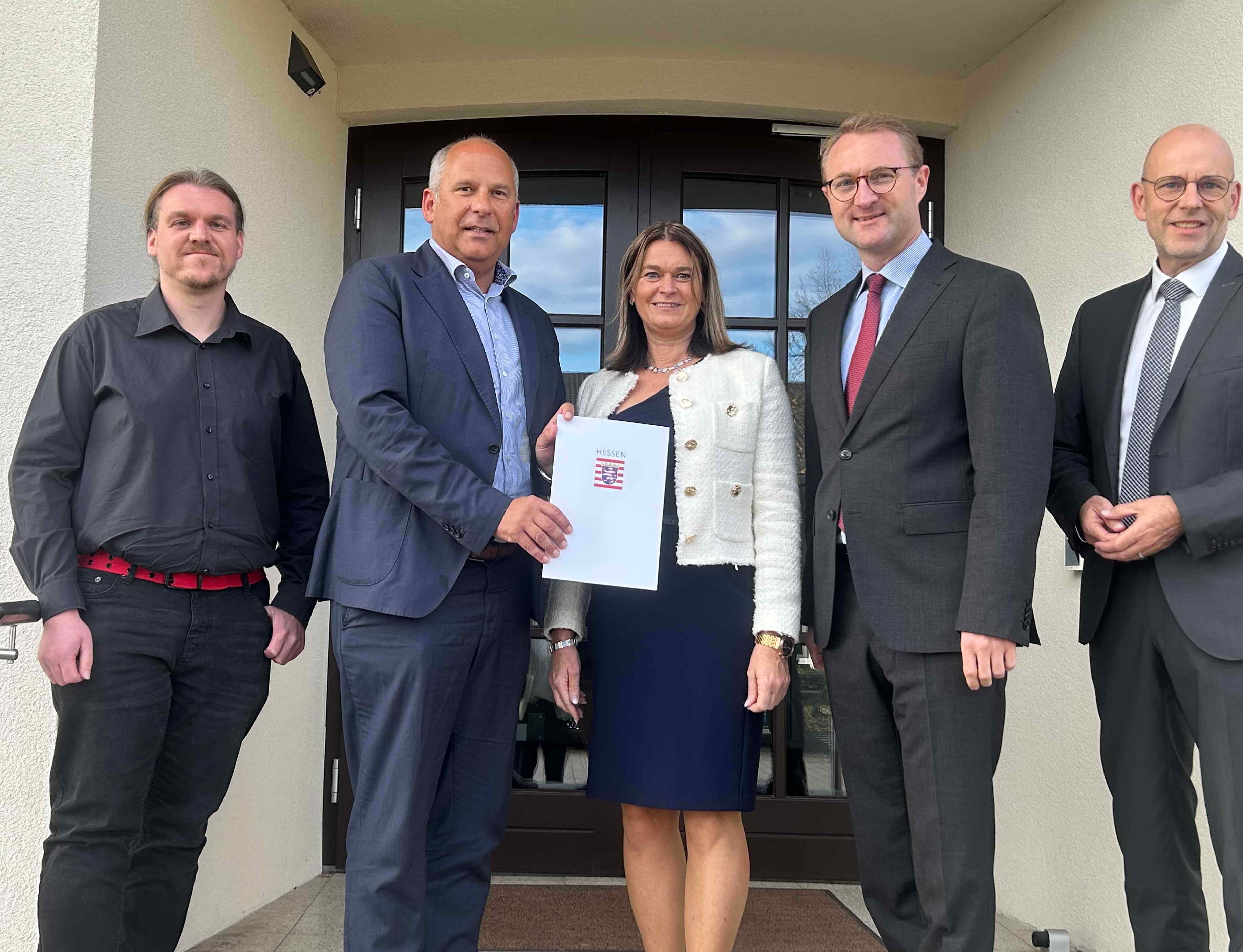 Innenminister Roman Poseck (Zweiter von links) mit Landrat Dr. Jens Mischak (Zweiter von rechts), der Ersten Kreisbeigeordneten des Landkreises Bergstraße, Angelika Beckenbach, Ulrich Schäfer, Leiter des Haupt- und Personalamts, und Bastian Saurwein, stellvertretender EDV-Sachgebietsleiter, bei der Übergabe des Zuwendungsbescheides zur Förderung der Interkommunalen Zusammenarbeit.
