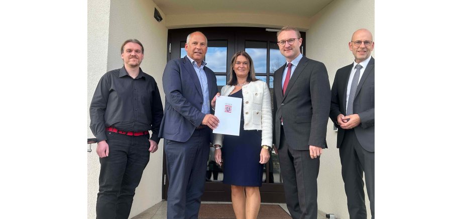 Innenminister Roman Poseck (Zweiter von links) mit Landrat Dr. Jens Mischak (Zweiter von rechts), der Ersten Kreisbeigeordneten des Landkreises Bergstraße, Angelika Beckenbach, Ulrich Schäfer, Leiter des Haupt- und Personalamts, und Bastian Saurwein, stellvertretender EDV-Sachgebietsleiter, bei der Übergabe des Zuwendungsbescheides zur Förderung der Interkommunalen Zusammenarbeit.