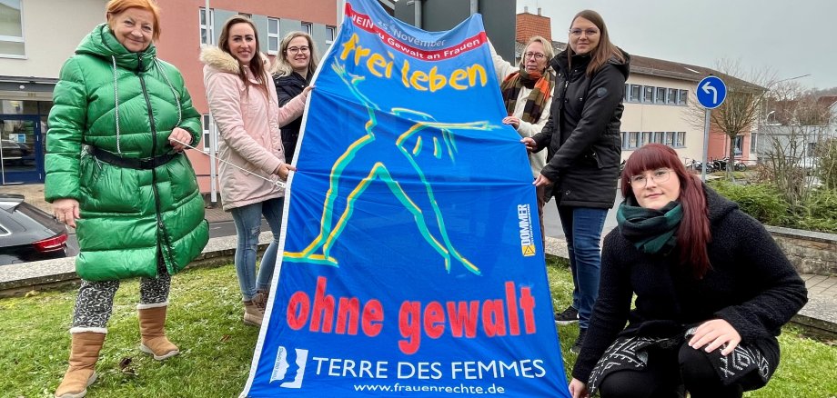 Fahne hissesn am internationalen Gewaltschutztag