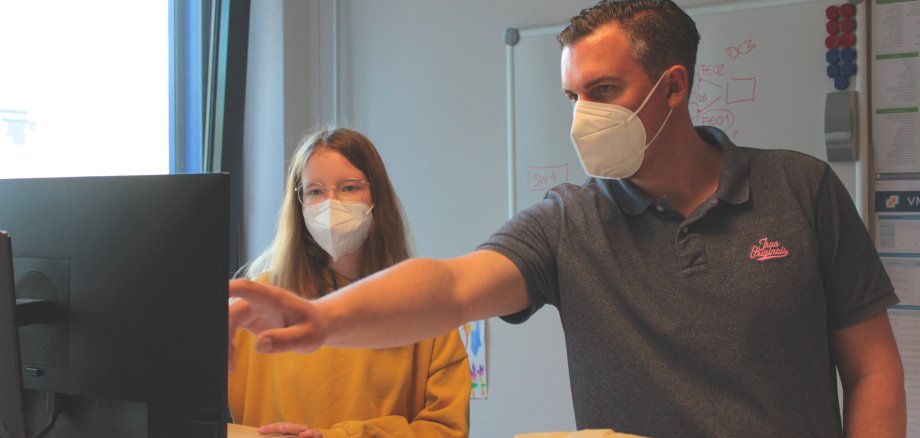 EDV-Mitarbeiter Michael Struppe erklärt und zeigt Schülerin Jana Boß, was die Aufgaben der EDV in der Kreisverwaltung sind. 