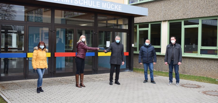 Übergabe Maßnahmenkatalog vor der Gesamtschule Mücke