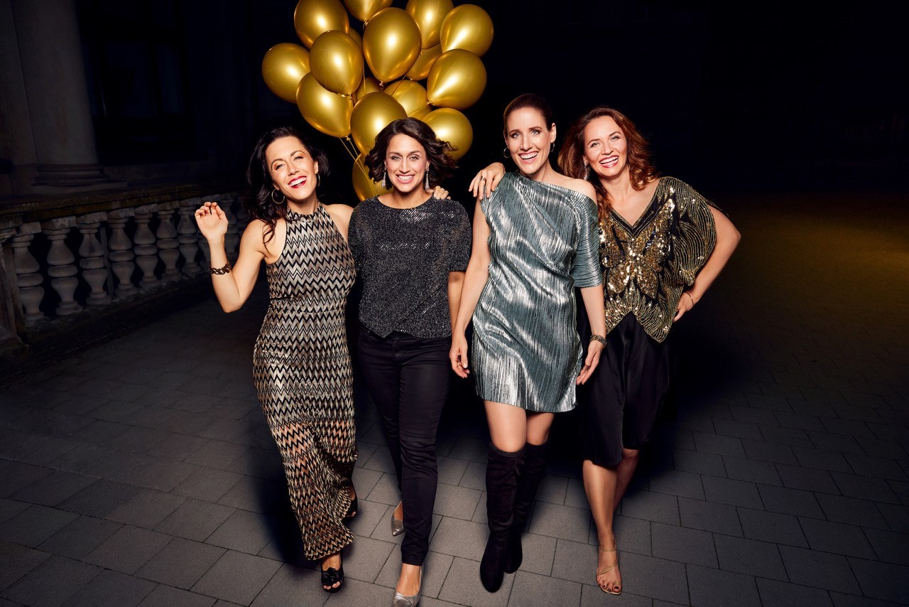 Machen auf ihrer Jubiläumstour Station in Lauterbach: Les Brünettes eröffnen offiziell den Vulkansommer. Vier Sängerinnen lächen in Abendgarderobe in die Kamera.