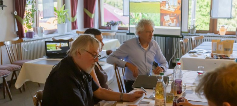 Die Jury bespricht an einem Tisch im Landgasthof „Zur Post“ die neuen Produkte