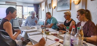 Die Jury tagt an einem großen Tisch.