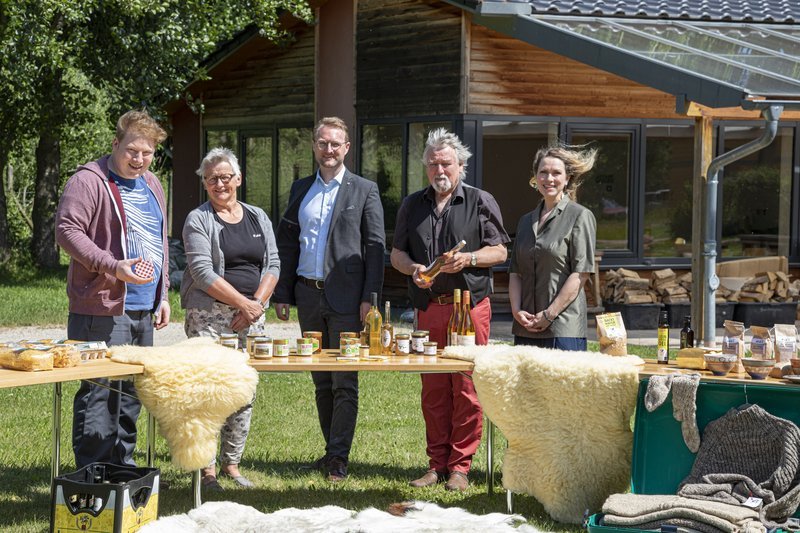 Die Regionalmarke hat Zuwachs bekommen: Die Jury (v. l. Sebastian Heil, Gudrun Stumpf, Dr. Jens Mischak, Hubert Straub, Elisabeth Eisenbarth) hat weitere Vogelsberg ORIGINALe ausgezeichnet.