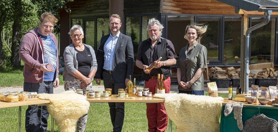 Die Regionalmarke hat Zuwachs bekommen: Die Jury (v. l. Sebastian Heil, Gudrun Stumpf, Dr. Jens Mischak, Hubert Straub, Elisabeth Eisenbarth) hat weitere Vogelsberg ORIGINALe ausgezeichnet.
