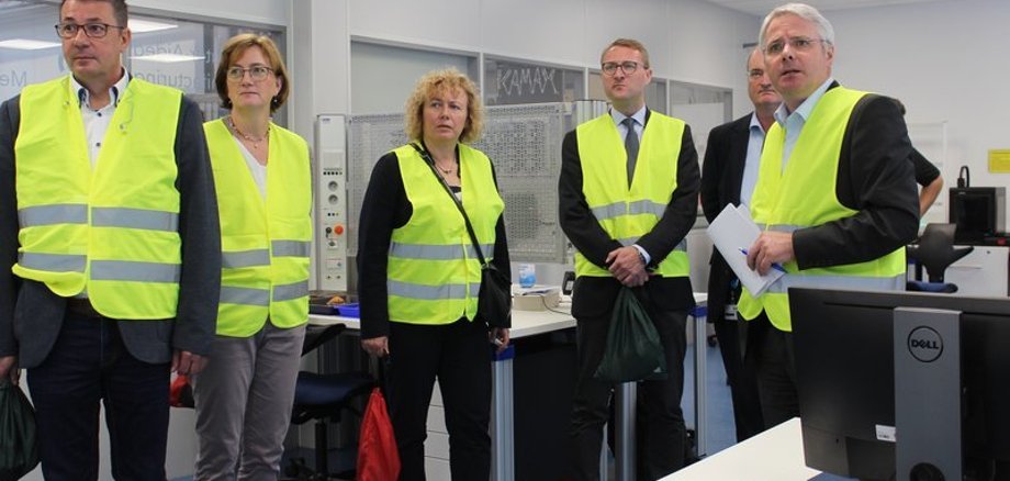 Kai Uwe Braun und Dr. Markus Schiffmann stellen Erstem Kreisbeigeordnetem Dr. Jens Mischak, Hombergs Bürgermeisterin Claudia Blum, Andrea Ortstadt (Wirtschaftsförderung) und Harald Raschel vom Arbeitgeberservice der KVA Vogelsbergkreis Kommunales Jobcenter (von rechts) das neue Ausbildungszentrum vor.