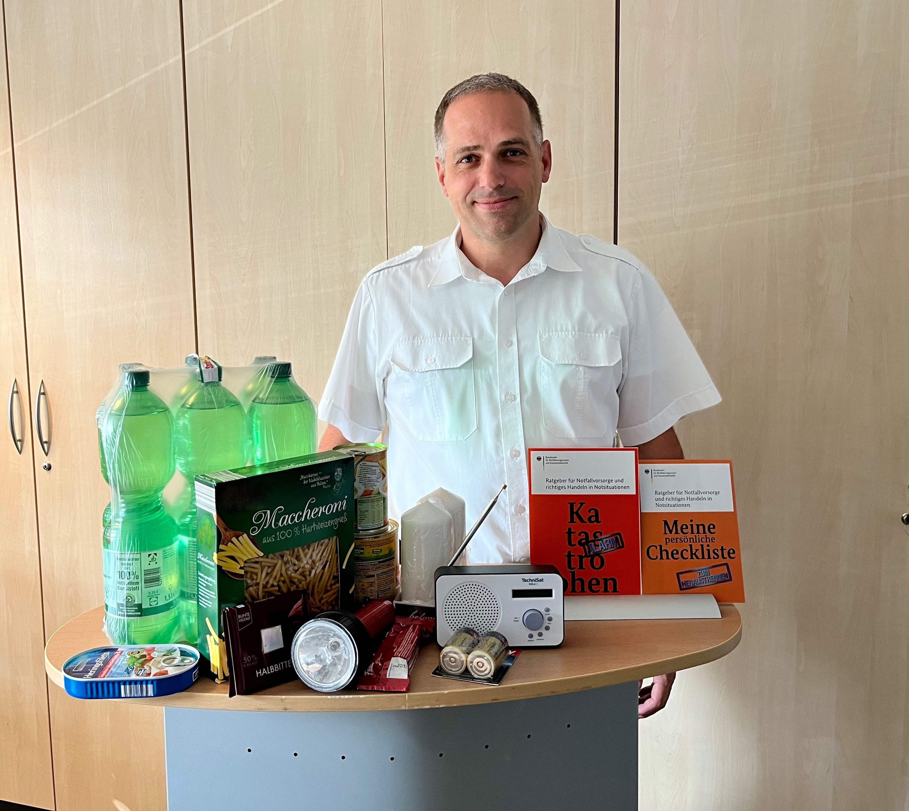 Kreisbrandinspektor Dr. Sven Holland macht im Rahmen des ersten Tages des Bevölkerungsschutzes auf die Wichtigkeit der Eigenvorsorge im Krisenfall aufmerksam.                          