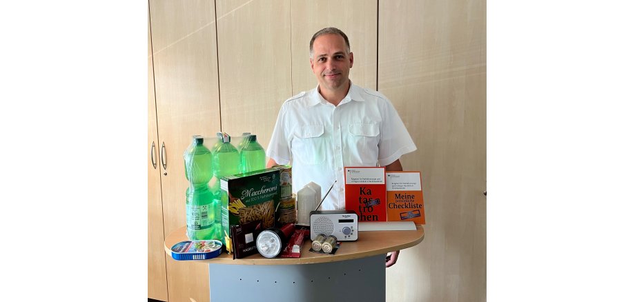 Kreisbrandinspektor Dr. Sven Holland macht im Rahmen des ersten Tages des Bevölkerungsschutzes auf die Wichtigkeit der Eigenvorsorge im Krisenfall aufmerksam.                          