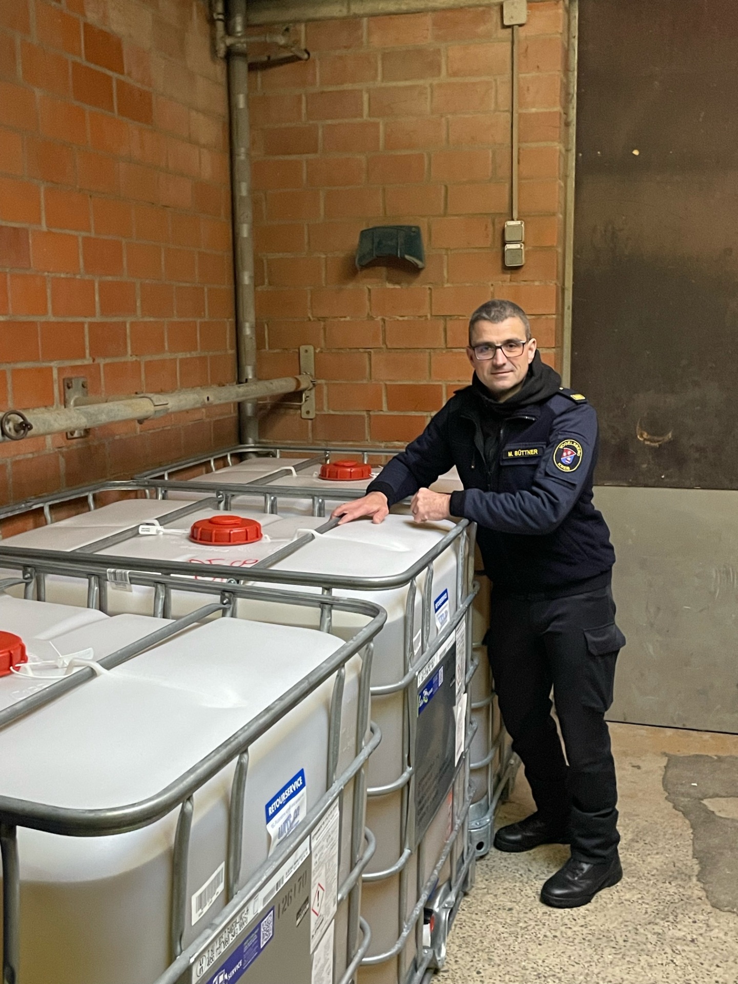 An strategisch gut gelegenen Punkten im Kreis – wie hier in Alsfeld – wird das Schaummittel vorgehalten, erläutert Kreisbrandinspektor Marcell Büttner.