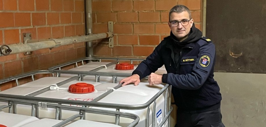 An strategisch gut gelegenen Punkten im Kreis – wie hier in Alsfeld – wird das Schaummittel vorgehalten, erläutert Kreisbrandinspektor Marcell Büttner.