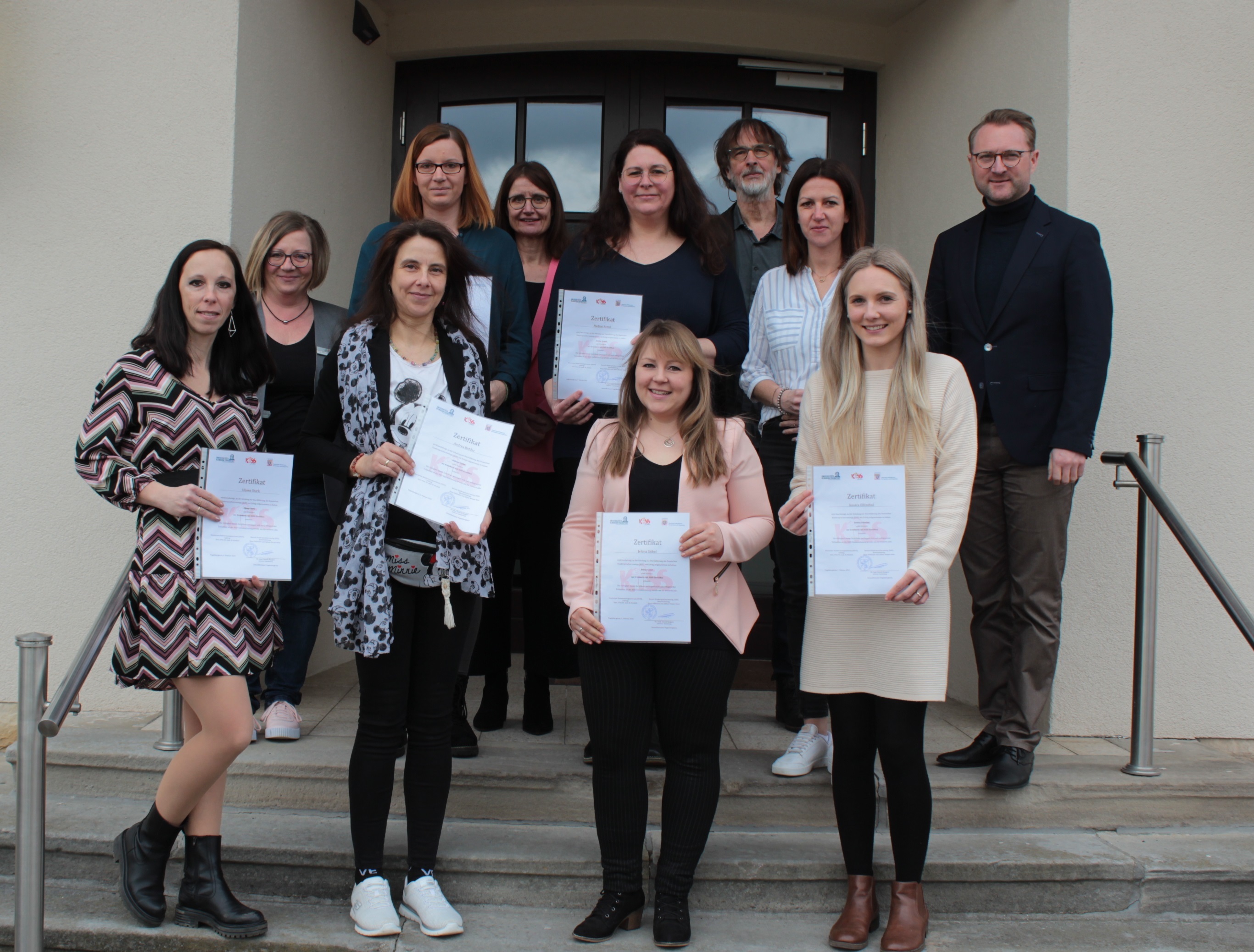 Erster Kreisbeigeordneter Dr. Jens Mischak (rechts), Sprachheilbeauftragter Joachim Eisenträger und Dr. Petra Steinker vom Jugendärztlichen Dienst des Gesundheitsamtes (hintere Reihe) sowie Christine Hohmeier, ebenfalls Jugendärztlicher Dienst (Zweite von links), übergaben Vertreterinnen der einzelnen Kindergärten die Zertifikate. 
