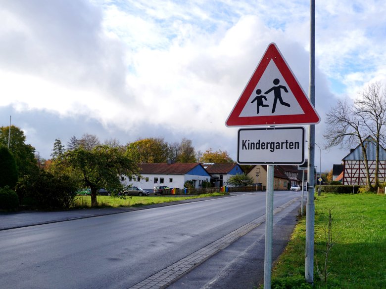 Zusätzliche Hinweisschilder machen den Durchgangsverkehr auf die evangelische Kindertagesstätte Regenbogenland in Engelrod aufmerksam.