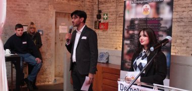 Begrüßung durch Hazeem Bhatti und Sarina Brenneis.