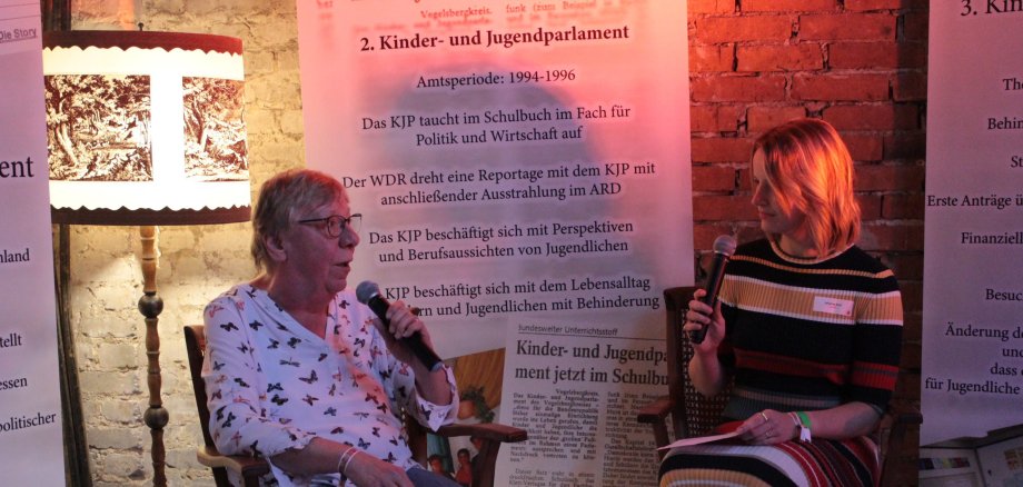 Erinnert in der Talkrunde noch einmal an die Gründung des ersten Kreisjugendparlaments in Deutschland: Silvia Lucas (links) wird von Johanna Roth interviewt. 