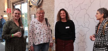 Angelina Kuhl (links) und Laura Tkotz (Zweite von rechts) – hier im Bild mit Silvia Lucas und Kirsten Wegwerth (rechts) – betreuen heute das KJP und unterstützten bei der Organisation und Vorbereitung des Jubiläums.