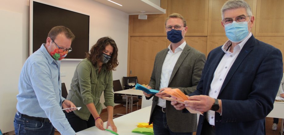 „In diesem Jahr war vieles anders wegen Corona, doch die Wahlbeteiligung ist erneut erfreulich hoch“, sagt Landrat Manfred Görig, der sich gemeinsam mit Erstem Kreisbeigeordneten Dr. Jens Mischak bei Laura Tkotz und Alexander Weil (Jugendarbeit/Jugendbildung) über den Ausgang der Wahl informiert. 