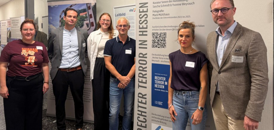 Landrat Dr. Jens Mischak (von rechts) gemeinsam mit Yvonne Weyrauch und Sascha Schmidt, die die Ausstellung konzipiert und das Buch „Rechter Terror in Hessen veröffentlicht haben, Sina Schmidt, DEXT-Fachstelle des Vogelsbergkreises, Experte Felix Münch von der Hessischen Landeszentrale für politische Bildung (HLZ), sowie Jennifer Curlett, Fachbereichsleiterin Gesellschaft, Beruf und Politische Bildung, Grundbildung und junge vhs Vogelsbergkreis, bei der Eröffnung der Ausstellung.