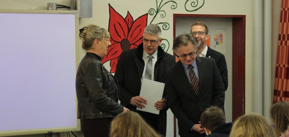 Schulleiterin Andrea Wolf führt Landrat Manfred Görig, Staatssekretär Michael Bußer und Landtagsabgeordneten Michael Ruhl (von links) durch die Oberwaldschule.