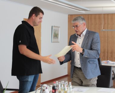 Landrat Manfred Görig (rechts) überreicht die Berufungsurkunde an Kevin Klinkenberg, nun einer der Bienensachverständigen des Vogelsbergkreises. 