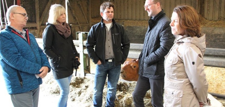 Gespräch im Stall (v. l.): Eckhard Kömpf (Gemeindevorstand Gemünden), Sonja und Oliver Seim, Wirtschaftsdezernent Dr. Jens Mischak und Amtsleiterin Anja Püchner (Amt für Wirtschaft und den ländlichen Raum). 