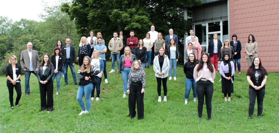 Schulleiterin Karen Heipel begrüßt unter anderem gemeinsam mit Dirk Topnik, Geschäftsführer des Kreiskrankenhauses und Kreisbeigeordneter Hans-Jürgen Schäfer die neuen Schülerinnen und Schüler des generalistischen Ausbildungskurses.    