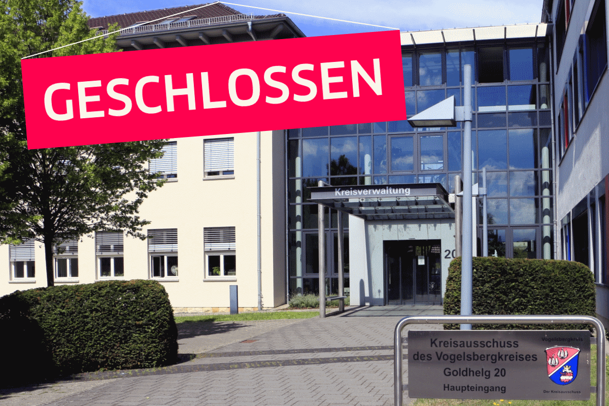 Eingangsbereich der KReisverwaltung. Ein "Geschlossen-Schild" ist in das Bild montiert