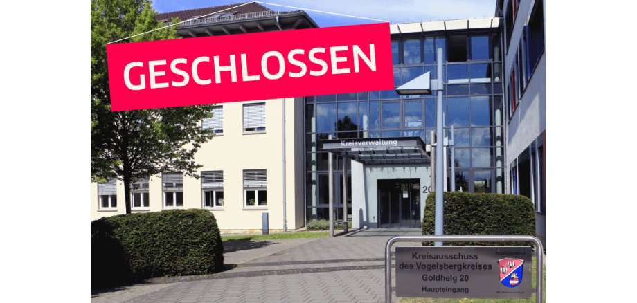 Eingangsbereich der KReisverwaltung. Ein "Geschlossen-Schild" ist in das Bild montiert