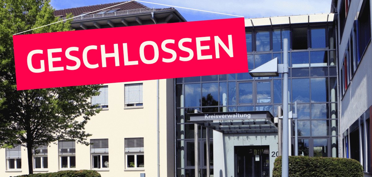 Eingangsbereich der KReisverwaltung. Ein "Geschlossen-Schild" ist in das Bild montiert