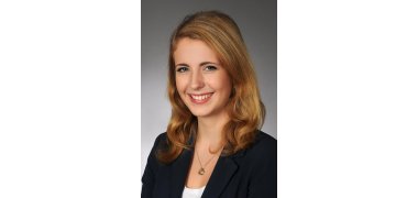 Poträtaufnahme von Lisa Rühl. Sie lächelt in die Kamera
