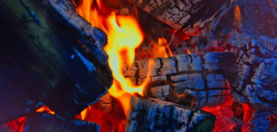 Nahaufnahme von brennenden und glühenden Holzscheiten